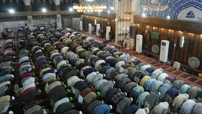 Umat Islam melaksanakan salat khusus yang disebut 'Tarawih' di masjid Data Darbar pada awal bulan puasa Ramadhan, di Lahore, Pakistan, Senin, 11 Maret 2024. (AP Photo/K.M. Chaudary)