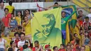 Para suporter Brasil memberikan dukungan saat melawan Austria pada laga persahabatan di Stadion Ernst Happel, Wina, Minggu (10/6/2018). Austria kalah 0-3 dari Brasil. (Bola.com/Reza Khomaini)
