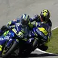 Valentino Rossi dan Sete Gibernau terlibat perseteruan panas dalam balapan di Sirkuit Jerez, Spanyol, pada 2005. (Motorcycle USA)