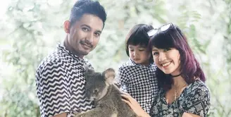 Jalinan asmara Ryan Delon dan Sharena Gunawan bermula saat mereka bertemu di lokasi. Akhirnya pasangan ini mantap untuk melangkah ke jenjang pernikahan pada 13 Desember 2013. (Foto: instagram.com/mrssharena)