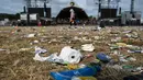 Sebelum peserta berangkat, staf festival mengingatkan penonton untuk 'mencintai pertanian' dan 'tidak meninggalkan jejak'. (AFP/Oli Scarff)