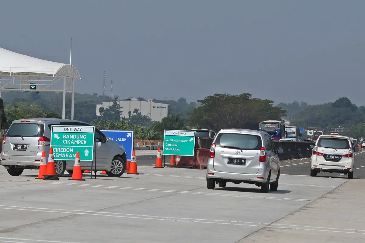 Sistem One Way Diberlakukan, Begini Suasana di Gerbang Tol Cikampek Utama