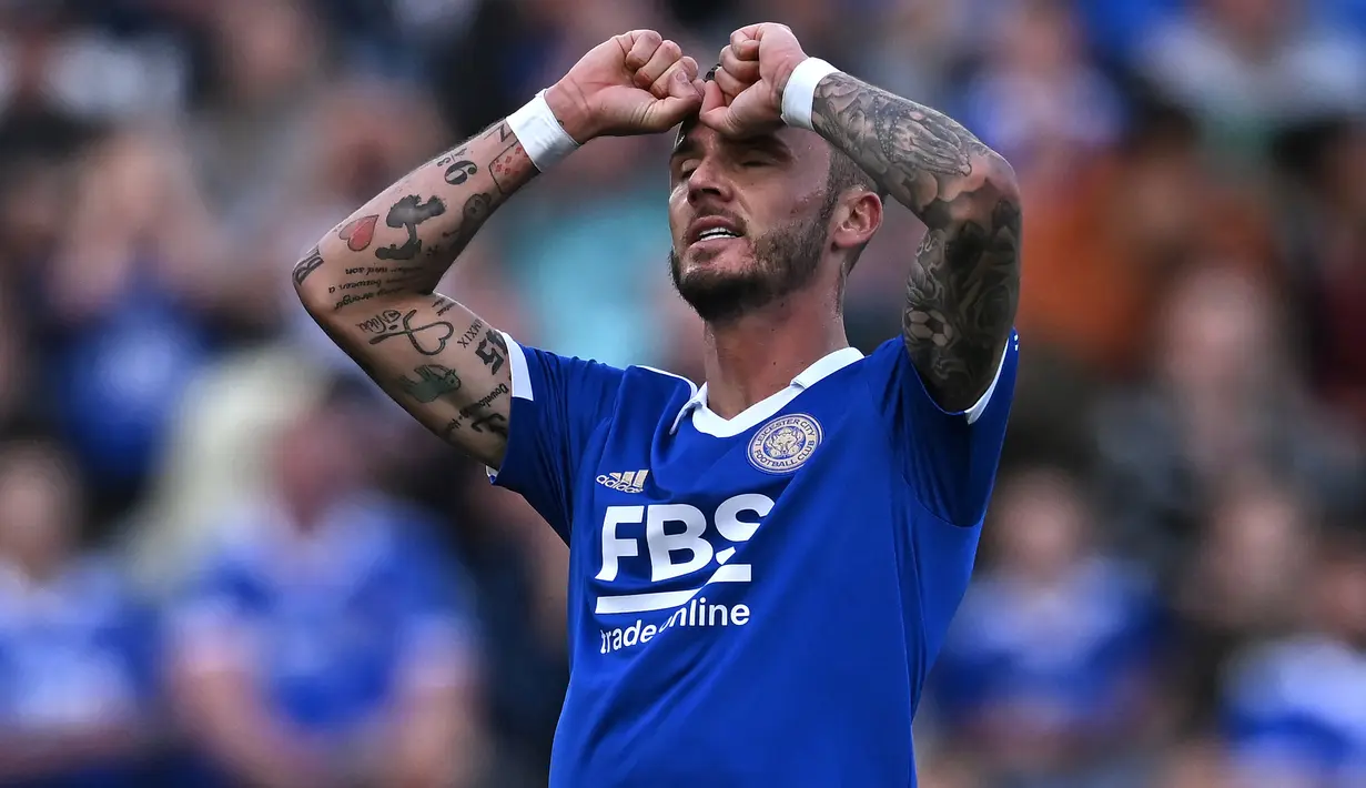 James Maddison. Gelandang serang Leicester City, James Maddison tampak kecewa setelah gagal mencetak gol ke gawang Crystal Palace dalam laga pekan ke-11 Liga Inggris 2022/2023 di King Power Stadium (15/10/2022). Hingga kini ia telah mencetak 7 gol dan 4 assist dari total 13 laga di Liga Inggris. Ketajamannya mengalahkan koleksi gol Jamie Vardy, rekannya yang berposisi sebagai striker yang hingga kini baru mencetak 1 gol dari 19 laga. (AFP/Ben Stansall)