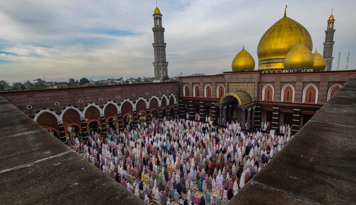 Ribuan umat Islam melaksanakan salat Idul Fitri 1447 Hijriah di Mesjid Kubah Emas, Kota Depok, Jawa Barat, pada Sabtu 21 Maret 2026. Tampak dalam foto, ribuan umat Islam ketika melaksanakan salat Idul Fitri 1447 Hijriah di Mesjid Kubah Emas, Depok, Jawa Barat, Sabtu (21/3/2026). (merdeka.com/Arie Basuki)