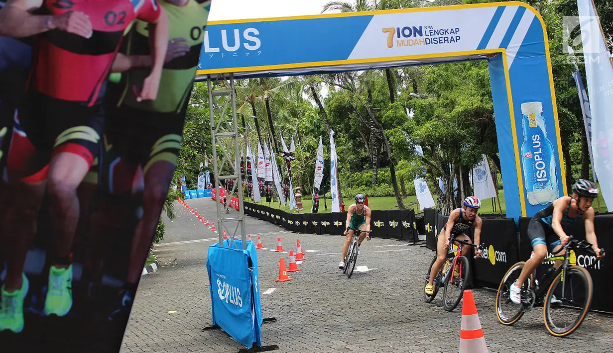 Peserta mengikuti fun run BCA Super League Triathlon 2019 di Nusa Dua, Bali, Sabtu (23/3). Official sports drink Isoplus dengan kandungan 7 ION lengkap produksi Wings Food turut melengkapi Super League Triathlon Bali yang digelar selama dua hari pada 23-24 Maret 2019. (Liputan6.com/HO/Arif)