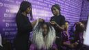 Seorang model ditata rambutnya di belakang panggung  Lagos Fashion Week di Lagos, Nigeria (25/10/2019). Lagos Fashion Week (LFWNG) adalah acara mode multi-hari tahunan yang didirikan pada 2011 oleh Omoyemi Akerele. (AP Photo/Sunday Alamba)