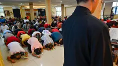 Umat berdoa di Wihara Buddha Sakyamuni, Banda Aceh pada 12 Mei 2025. (CHAIDEER MAHYUDDIN/AFP)