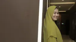 Ikke Nurjanah tersenyum saat sedang di potert. Senyumnya sangat cantik sekali. Ikke yang berbusana hijab syar'i memang tampil sangat memesona. Penampilannya kini buat siapa saja yang melihatnya menjadi adem. (KapanLagi.com/Muhammad Akrom Sukarya)