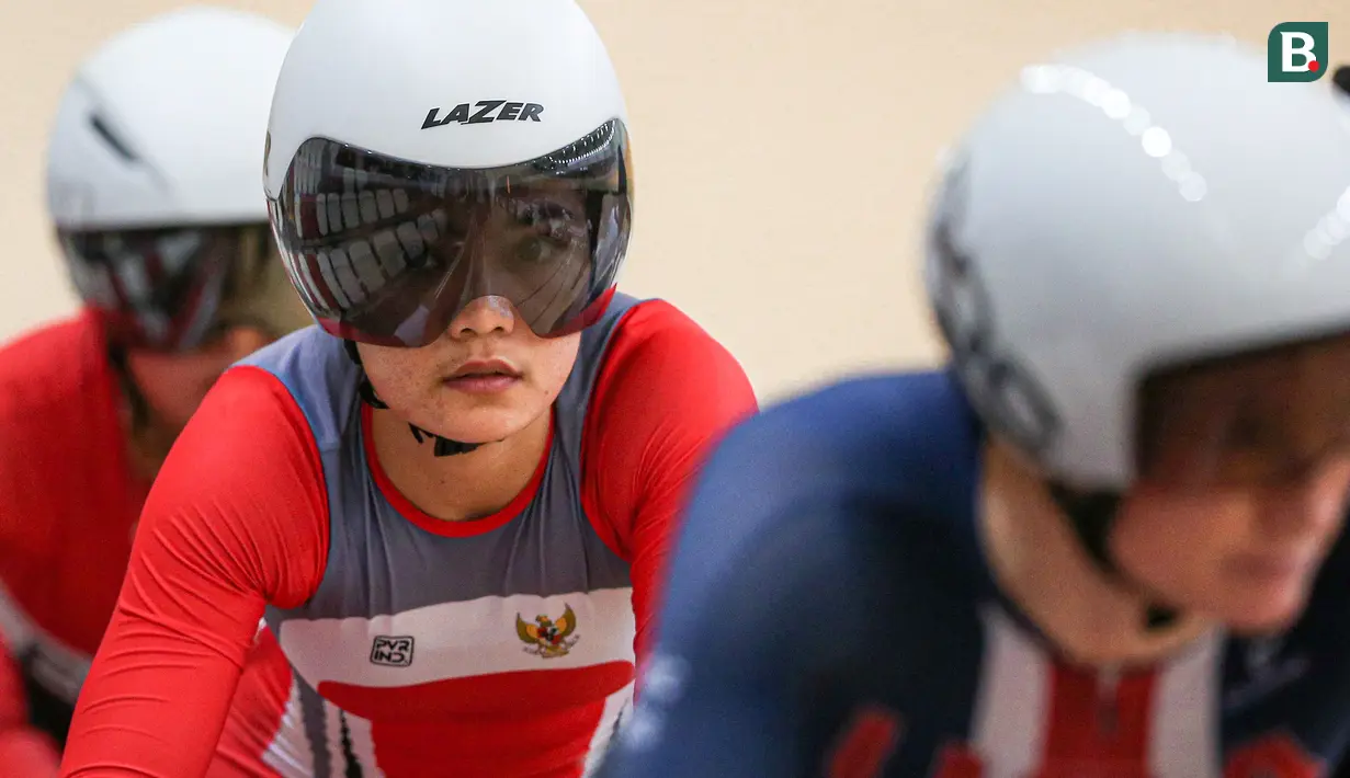 <p>Pebalap Sepeda Indonesia, Ayustina Delia Priatna bersiap melakukan start pada nomor omnium putri UCI Track Nations Cup 2023 di Jakarta International Velodrome, Rawamangun, Jakarta, Minggu (26/02/2023). (Bola.com/Bagaskara Lazuardi)</p>