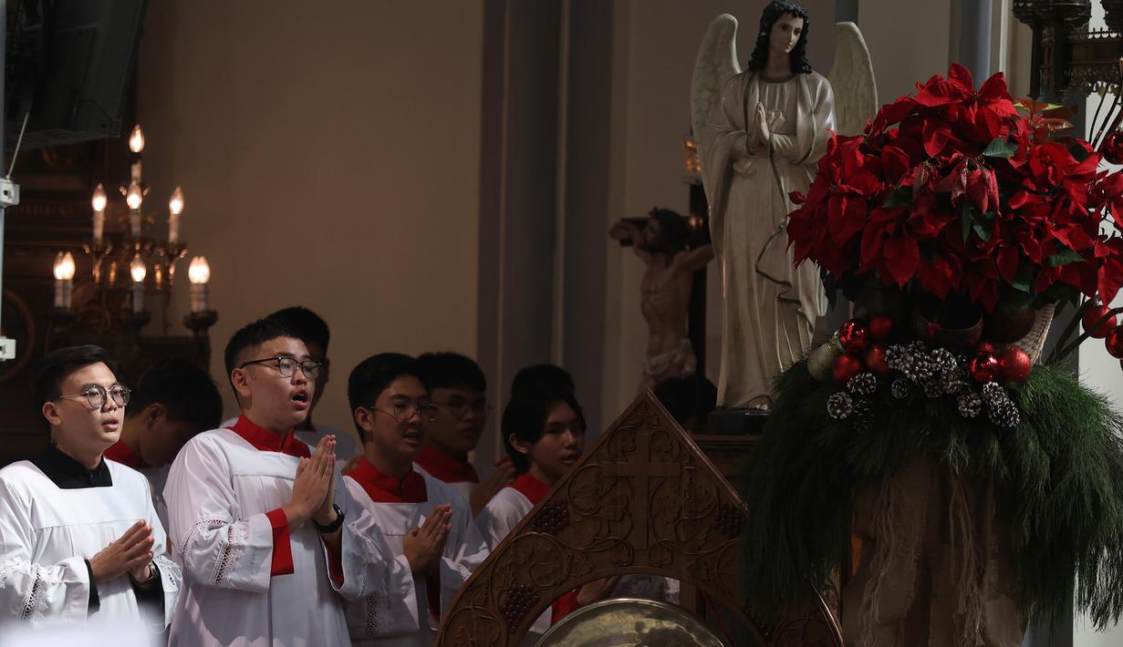 Misa pertama adalah Misa Pontifikal. Misa ini dipimpin oleh Kardinal Ignatius Suharyo, Uskup Keuskupan Agung Jakarta, dengan konselebran para kuria Keuskupan Agung Jakarta. Tampak dalam foto, paduan suara saat mengiringi Misa Pontifikal Natal di Gereja Katedral Jakarta, Kamis (25/12/2025). (Kapanlagi.com/Budy Santoso)