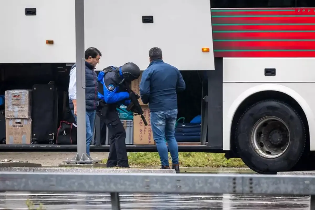 Polisi memburu pelaku penembakan di Kota Sion, Swiss selatan, pada 11 Desember 2023. Mereka menggeledah sebuah bus dekat Saint Maurice,(Fabrice Coffrini/AFP)