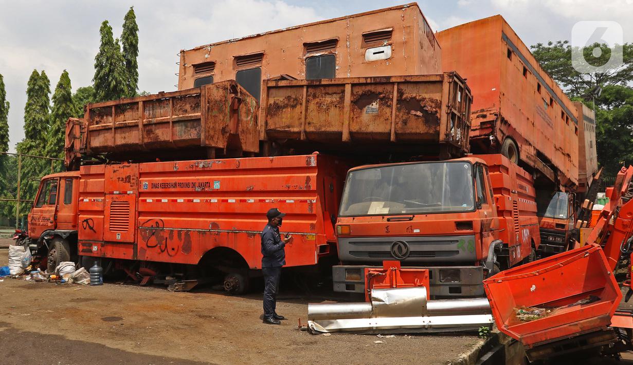 Tumpukan bangkai kendaraan dinas di Kantor Dinas Lingkungan Hidup DKI, Kramat Jati, Jakarta, Rabu (4/11/2020). Puluhan kendaraan tidak layak pakai, bekas kecelakaan dan rusak yang terdiri dari truk sampah, toilet mobile serta bus dinas itu milik Dinas Lingkungan Hidup. (Liputan6.com/Herman Zakharia)