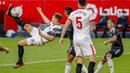 Penyerang Sevilla, Luuk de Jong, melepaskan tendangan salto saat melawan Real Madrid pada laga Liga Spanyol di Stadion Ramon Sanchez Pizjuan, Minggu (6/12/2020). Real Madrid menang dengan skor 1-0. (AP/Angel Fernandez)