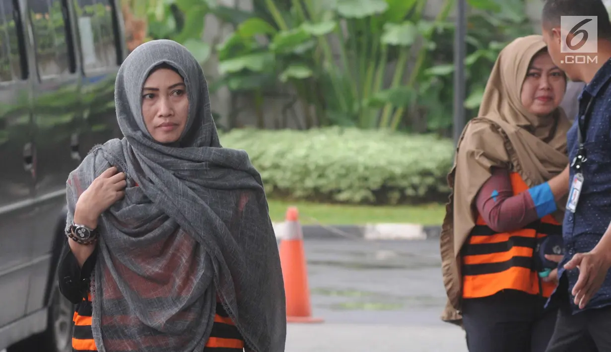 Dua tersangka penerima suap anggota DPRD Kota Malang Tri Yudiani (kedua kanan) dan Sulik Lestyowati (kedua kiri) tiba untuk menjalani pemeriksaan oleh penyidik di gedung KPK, Jakarta, Senin (23/4). (Merdeka.com/Dwi Narwoko)