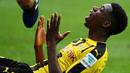 Sempat bersinggah sebentar di Borussia Dortmund, Ousmane Dembele dikontrak oleh Barcelona pada jendela transfer musim panas 2017. Meski memiliki potensi yang besar, ia kerap kali diterpa cidera yang memaksanya absen dalam waktu panjang. (AFP/Patrik Stollarz)