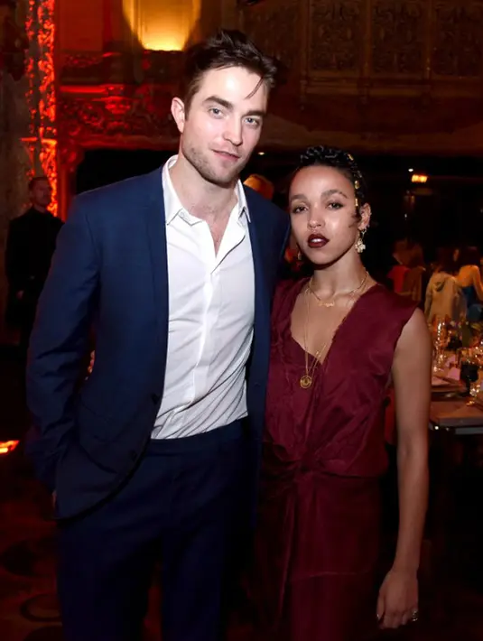 Menikmati waktu bersamanya saat olahraga, keduanya mengenakan pakaian bergaya kasual. Pattinson tampan dengan celana pendek berwarna biru dan kaos hijaunya. Sedangkan Twigs dengan pakaian serba hitamnya. (AFP/Bintang.com)