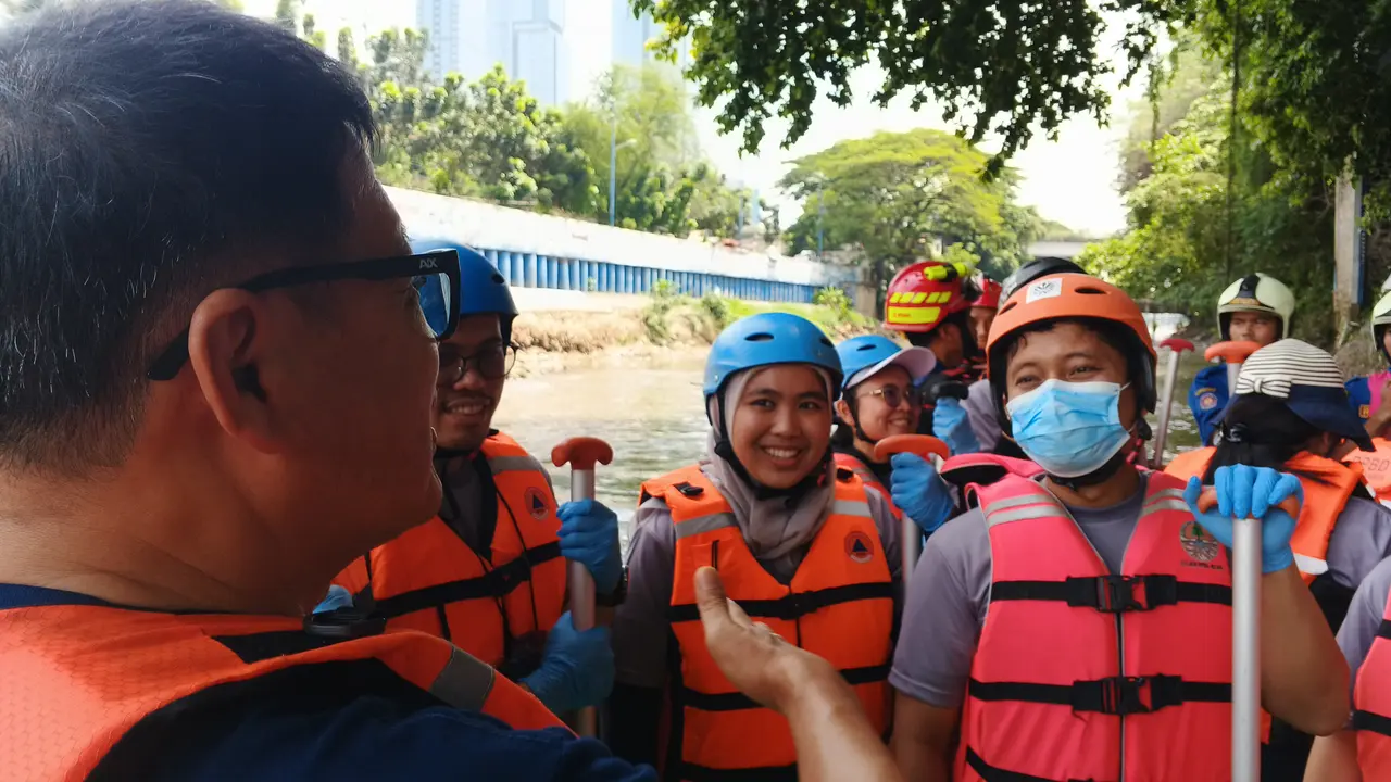 Gerakan Ciliwung Bersih dalam kegiatan menyusuri sungai Ciliwung