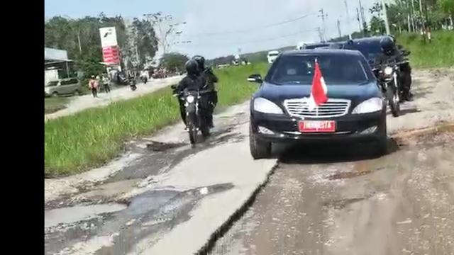 Kumpulan Potret Mobil Presiden Jokowi Kewalahan Melewati Jalanan Rusak di Lampung