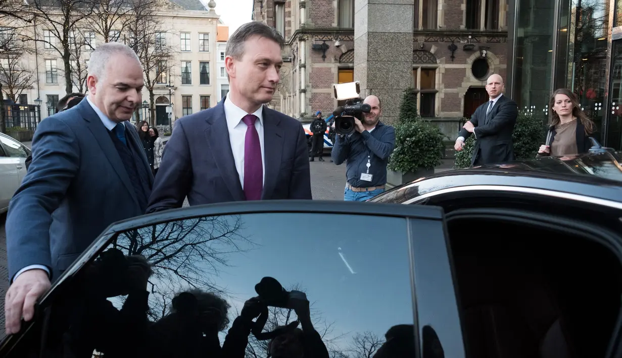 Menlu Belanda Halbe Zijlstra bersiap usai mengumumkan pengunduran dirinya dalam sidang parlemen di Tweede Kamer di Den Haag (13/2). Halbe Zijlstra sendiri baru baru menjabat sebagai menlu selama empat bulan, sejak November 2017. (Martijn Beekman/ANP/AFP)