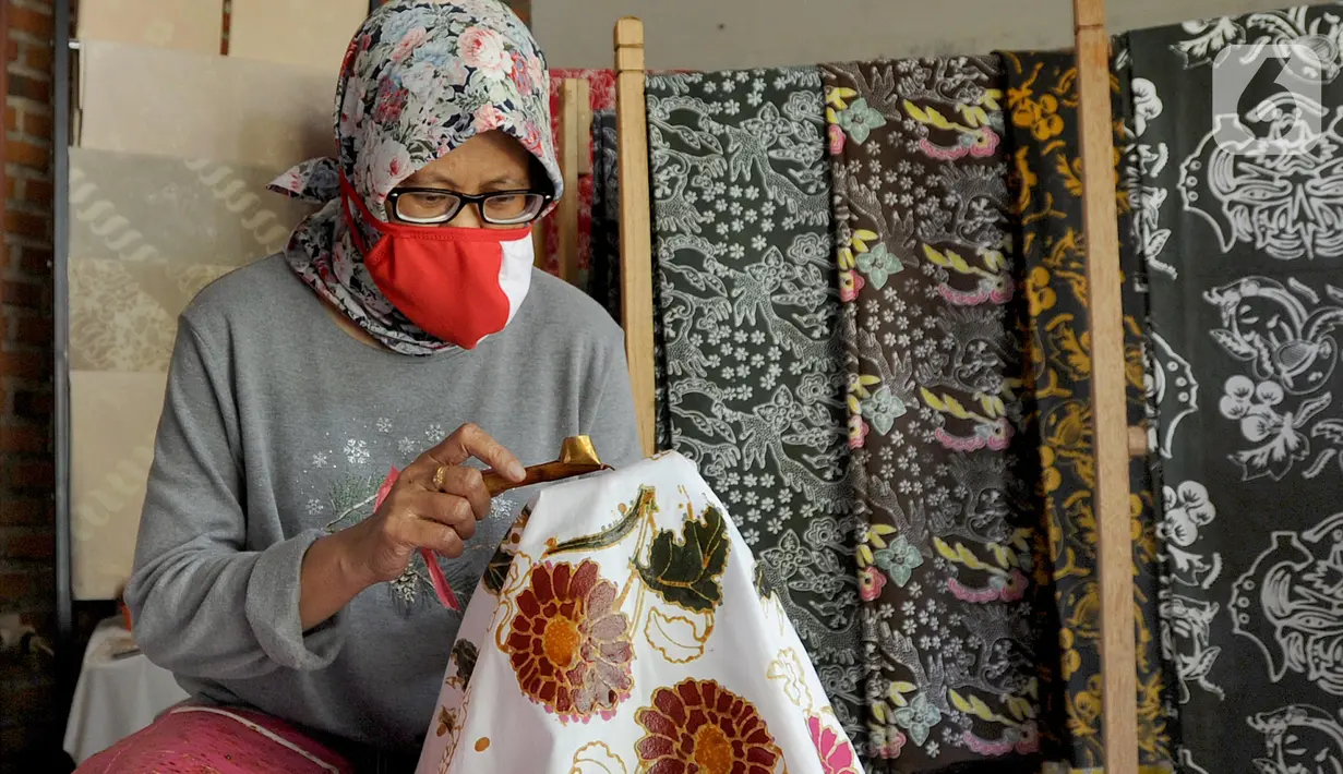 Warga menyelesaikan pembuatan batik tulis di Batik Bumiku di Kampung Batik Cibuluh, Kota Bogor, Senin (21/09/2020). Kaum ibu di kampung batik yang berdiri sejak dua tahun terakhir ini tetap bertahan di masa pandemi COVID-19. (merdeka.com/Arie Basuki)