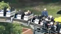 Para pelancong yang terjebak Roller Coaster langsung dievakuasi petugas taman hiburan. (Liputan 6 SCTV)