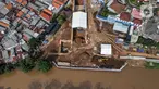 Pandangan udara aktivitas pembangunan Sodetan Kali Ciliwung di Bidara Cina, Kecamatan Jatinegara, Jakarta Timur, Rabu (26/10/2022). Proyek pembangunan Sodetan Kali Ciliwung-Kanal Banjir Timur (KBT) yang merupakan bagian dari program normalisasi sungai guna mengantisipasi banjir di Ibu Kota tersebut hingga kini terus dikerjakan. (merdeka.com/Iqbal S. Nugroho)