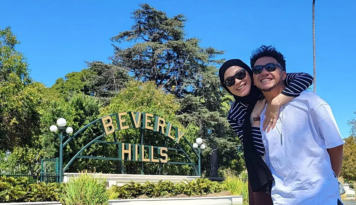 Bertemu dengan suami, Dian Ayu bersama Ananda Omesh banyak abadikan momen serunya mengunjungi berbagai tempat indah, Salah satu yang dikunjungi keduanya ialah Beverly Hills. Berverly Hills sendiri merupakan sebuah kota mandiri yang berada di Los Angeles bagian barat yang tidak jauh dengan kawasan Hollywood yang terkenal dengan industri filmnya. (Liputan6.com/IG/@omeshomesh)