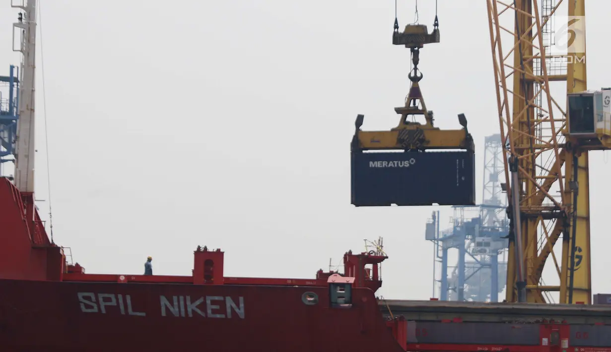 Petugas melakukan bongkar muat di Jakarta International Contener Terminal (JICT),Tanjung Priok, Jakarta, Kamis (16/11). Nilai tersebut mengalami kenaikan 3,62% dibanding bulan sebelumnya. (Liputan6.com/Angga Yuniar)