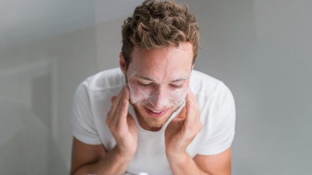 Pria, Jangan Remehkan Rutinitas Cuci Muka 