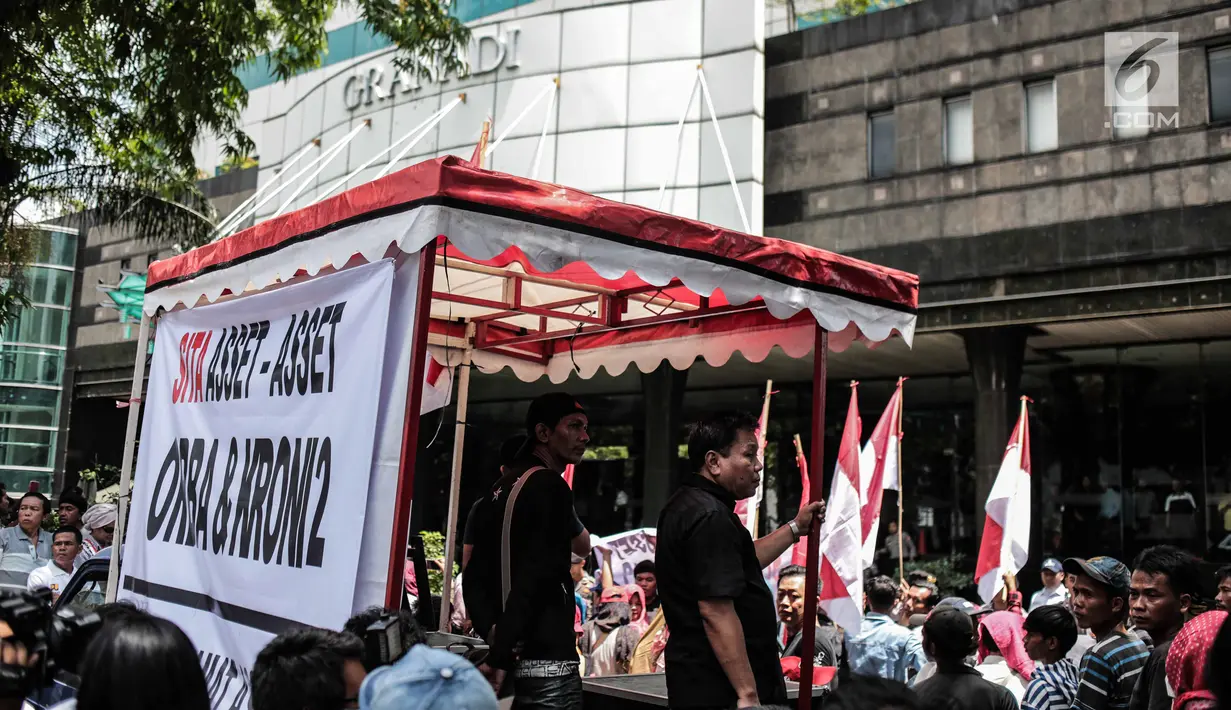 Massa yang tergabung dalam Komite Penyelamat Asset Negara menggelar unjuk rasa di Gedung Granadi, Jakarta, Senin (17/12). Dalam aksinya, mereka menuntut penyitaan sejumlah aset milik Yayasan Supersemar, termasuk Gedung Granadi (Liputan6.com/Faizal Fanani)