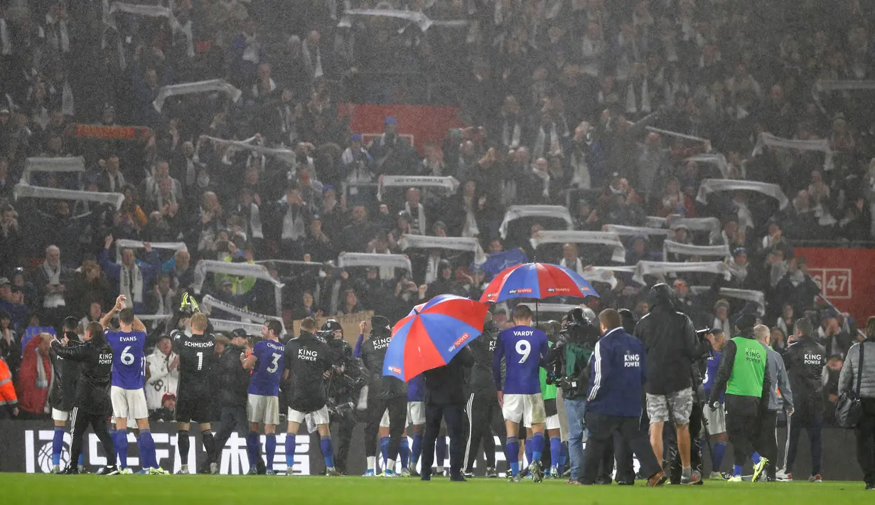Para pemain Leicester City merayakan kemenangan atas Southampton pada laga Liga Inggris di Stadion St Mary, Southampton, Inggris, Jumat (25/10/2019). Leicester City membantai Southampton 9-0. (AP Photo/Alastair Grant)