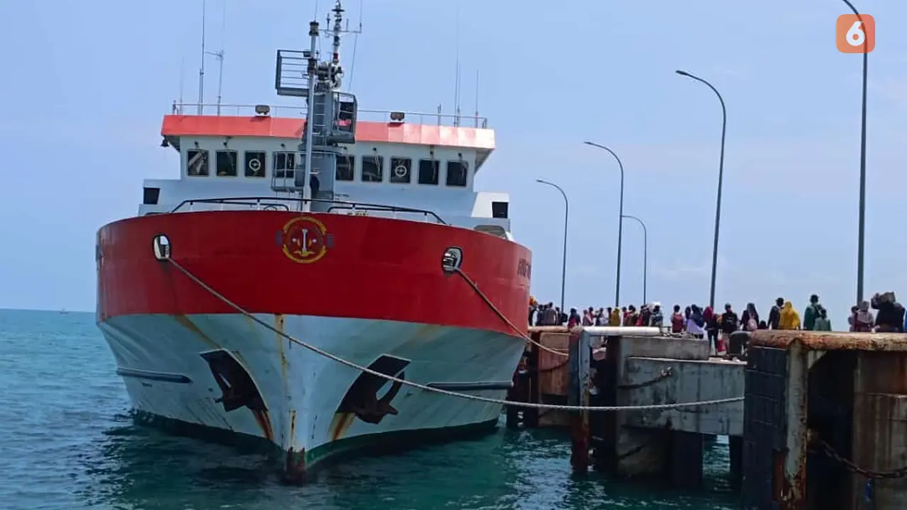 Kapal Latih 03 Bung Tomo Diterjunkan untuk mengakut pemudik di Pelabuhan Jangkar Situbondo (Hermawan Arifianto/Liputan6.com)