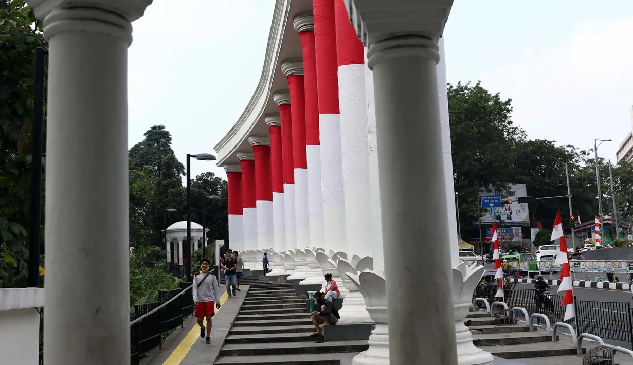 Warga beraktivitas di area Lawang Salapan atau Tepas Salapan Mlawang Dasakreta, Kota Bogor, Jawa Barat, Sabtu (29/8/2020). Wali Kota Bogor Bima Arya Sugiarto mengatakan akan menerapkan jam malam, menyusul ditetapkannya kota hujan ini sebagai zona merah COVID-19. (Liputan6.com/Helmi Fithriansyah)