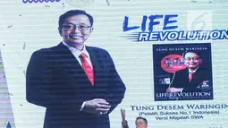 Motivator Tung Desem Waringin saat berbagi pengalaman-pengalaman hidupnya dalam Emtek Goes to Campus 2018 di Universitas Kristen Petra, Surabaya, Jawa Timur, Rabu (14/11). (Liputan6.com/Faizal Fanani)