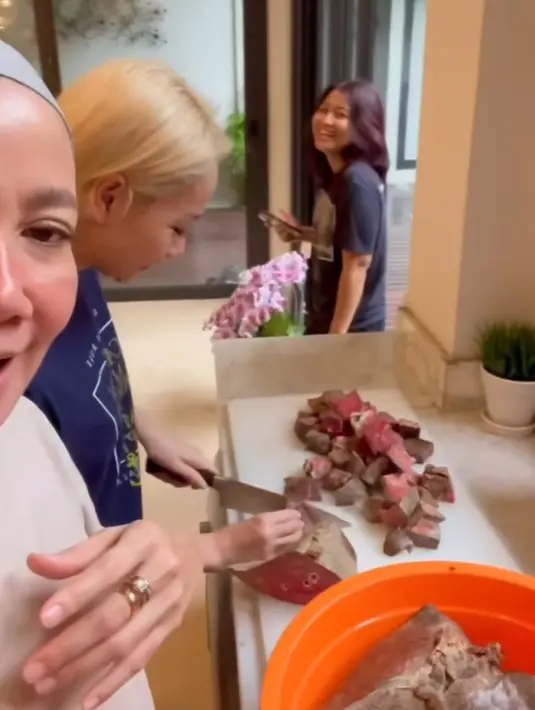 BCL juga tampak sedang memotong daging yang cukup banyak untuk dibuat rendang. Terlihat tangannya begitu pro memegang pisau. [@bumiauw]