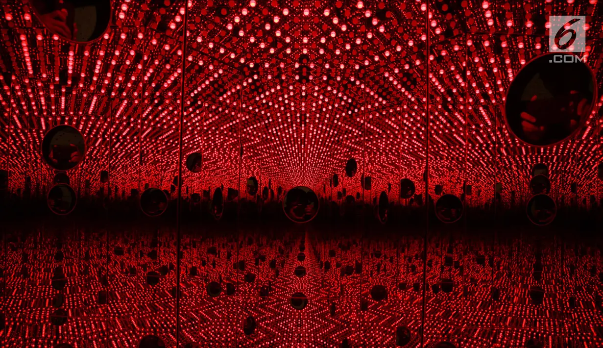 Karya Yayoi Kusama saat dipamerkan di Museum Macan, Jakarta, Senin (7/5). Pameran ini menampilkan lebih dari 130 Yayoi Kusama. (Liputan6.com/Gempur M Surya)