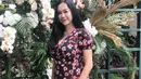 Sebagai publik figur, Aura Kasih tentu memperhatikan penampilannya. Seperti kali ini, ia tampil dengan dengan dress simple bermotif bunga warna merah dan hitam. Busana yang ia pakai, membuatnya tampak makin cantik.
(Liputan6.com/IG/@aurakasih)