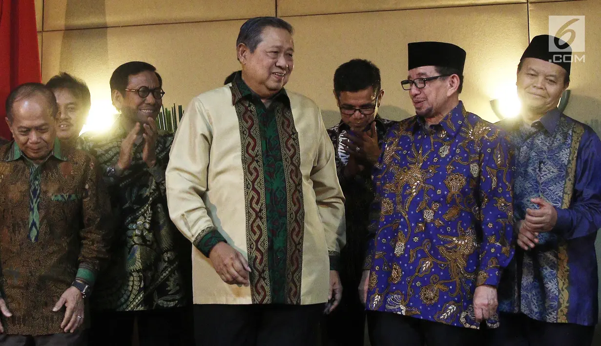 Ketua Umum Partai Demokrat Susilo Bambang Yudhoyono dan Ketua Majelis Syuro PKS Salim Segaf Al-Jufri berbincang usai pertemuan tertutup di Gran Melia, Jakarta, Senin (30/7). (Liputan6.com/Herman Zakharia)
