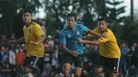 Bintang Arema FC, Arif Suyono, dikepung para pemain klub Kepri Jaya dalam duel uji coba di Lapangan Arhanud Malang, Selasa (28/3/2017). (Bola.com/Iwan Setiawan)