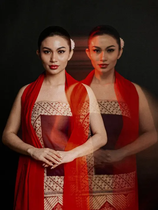 Penampilan terbaru Ariel Tatum saat ia unjuk gigi bermonolog. Ia tampil memesona bak seorang penari dengan riasan glowing dan pulasan lipstik merah. [Foto: Instagram/arieltatum]