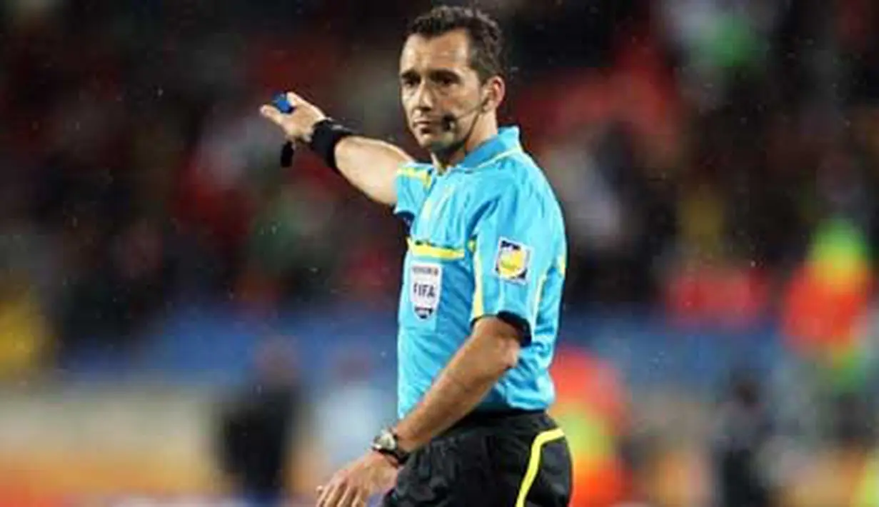 Gaya wasit asal Uruguay, Jorge Larrionda, saat menjadi pengadil laga penyisihan Grup G PD 2010 antara Pantai Gading vs Portugal di Nelson Mandela Bay Stadium, Port Elizabeth, 15 Juni 2010. AFP PHOTO / KARIM JAAFAR 