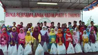 LS mengadakan buka bersama serta berbagi bingkisan lebaran untuk anak yatim-piatu dan dhuafa di halaman basecamp Laskar Sedekah