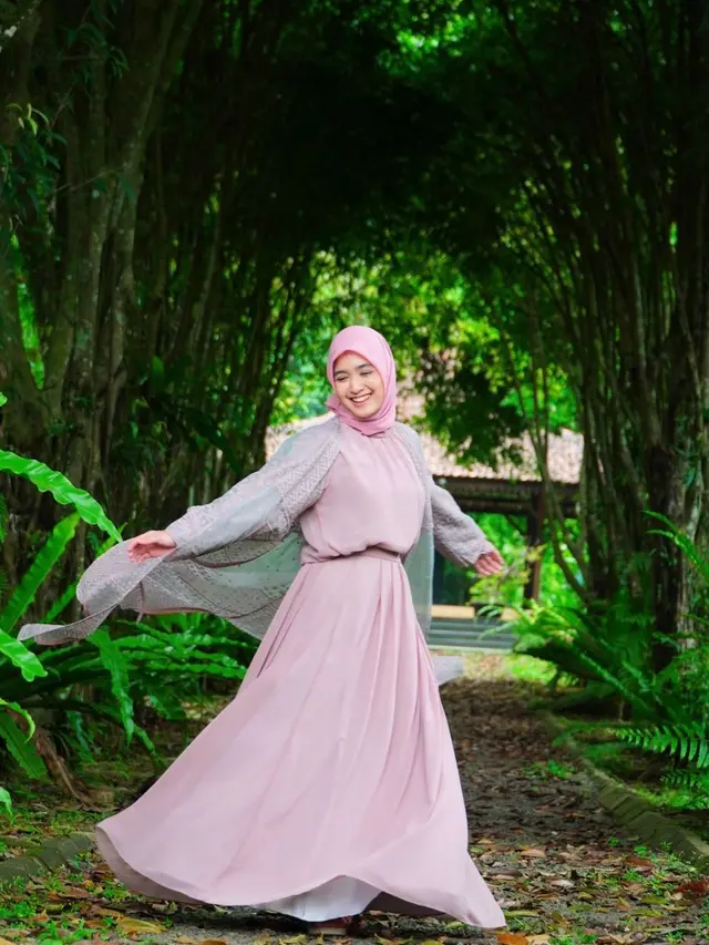 6 Gaya Hijab dengan Gamis ala Cut Syifa yang Variatif