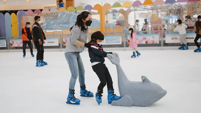 Keseruan anak-anak mengisi waktu libur sekolah dengan bermain ice skating di wahana permainan salju dan es di Summarecon Mall, Serpong, Tangerang. (Liputan6.com/Pramita Tristiawati)
