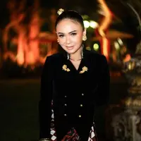 Yuni Shara dengan wastra nusantara (Instagram/yunishara36)