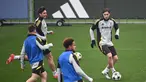 Gelandang Juventus, Kenan Yildiz (kanan) saat sesi latihan bersama rekan setimnya di tempat latihan Continassa, Turin. pada 10 Desember 2024. (Isabella BONOTTO/AFP)