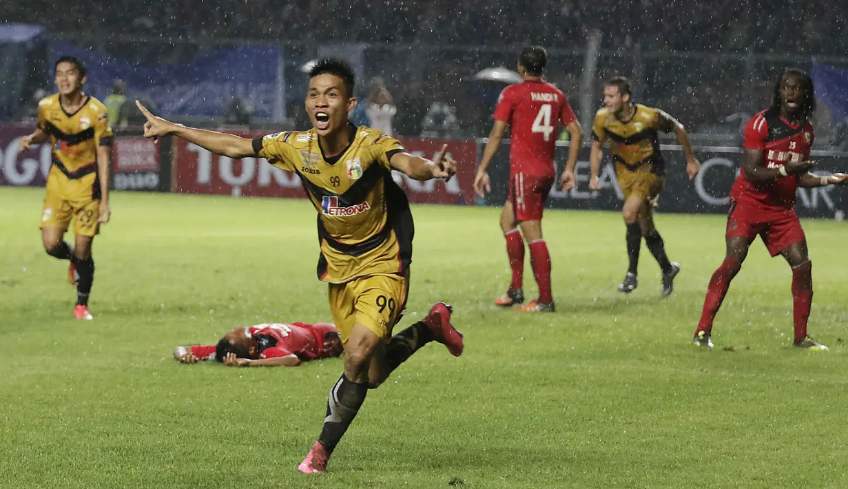 Pemain Mitra Kukar, Yogi Rahadian, merayakan gol kemenangan ke gawang Semen Padang pada laga final Piala Jenderal Sudirman di Stadion Gelora Bung Karno, Minggu (24/1/2016). Mitra Kukar berhasil menjadi juara. (Bola.com/Vitalis Yogi Trisna)