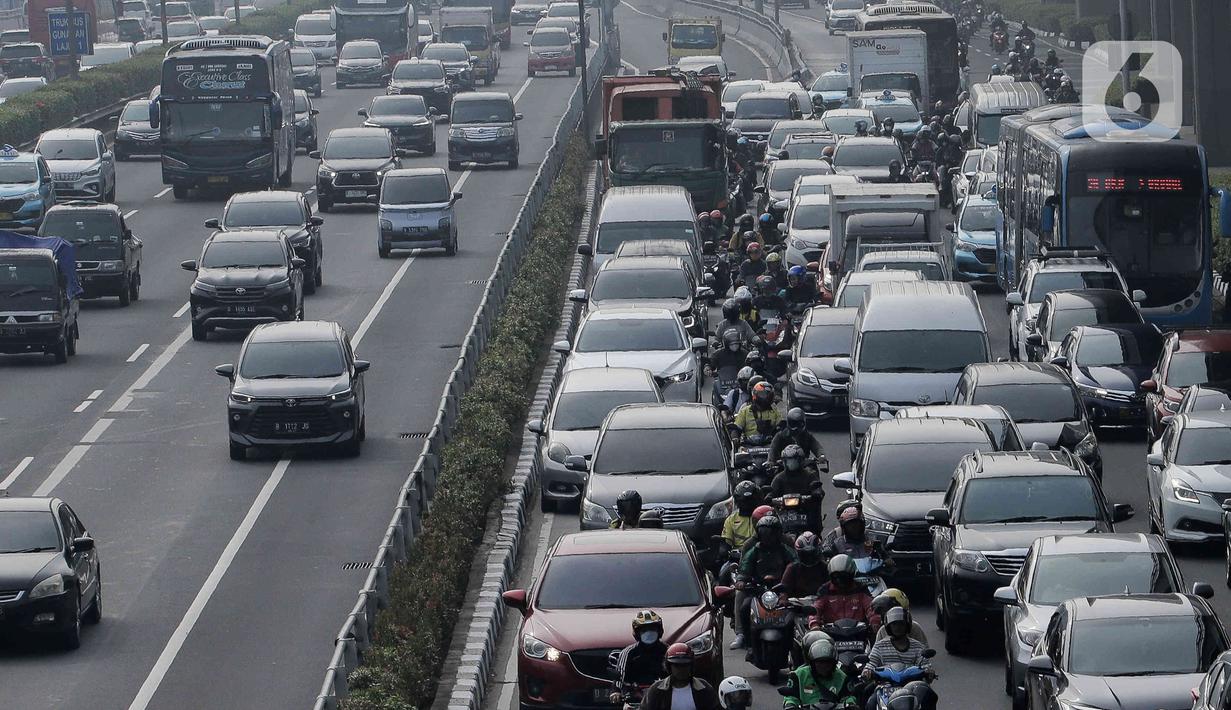 Kemacetan dan padatnya arus lalu lintas ini menyusul kembalinya kegiatan sekolah dan kantor usai menjalani libur lebaran dan cuti mudik Lebaran2023 yang cukup panjang. (Liputan6.com/Herman Zakharia)