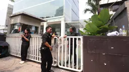 Petugas keamanan berjaga di pintu masuk gedung Badan Gizi Nasional (BGN) di Jalan Kebon Sirih, Menteng, Jakarta Pusat, Rabu (3/6/2026), menyusul pergantian jajaran pimpinan di lembaga tersebut. (Kapanlagi.com/Budy Santoso)