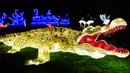 Gambar pada 15 November 2019 menunjukkan patung buaya raksasa  diterangi lampu berwarna sebagai bagian dari pameran festival cahaya di Kebun Binatang Jardin des Plantes, Paris. Festival Cahaya bertajuk "Ocean en voie d'illumination" ini digelar dari 18 November 2019 - 19 Januari 2020. (BERTRAND GUAY